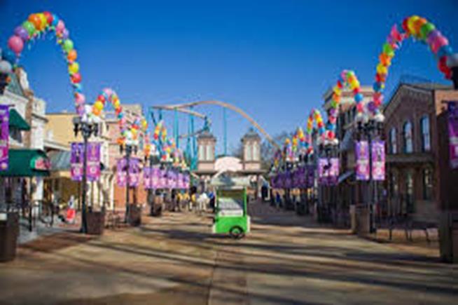 An image of the promenade in downtown Austell GA